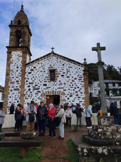 Oitenta veciños e veciñas participaron nunha excursión a Santo André de Teixido