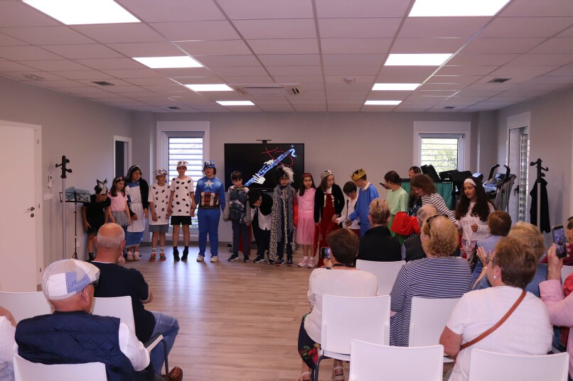 Gran éxito da actuación teatral do alumnado do CPI Ponte Carreira ante os maiores do centro sociocomunitario de Frades