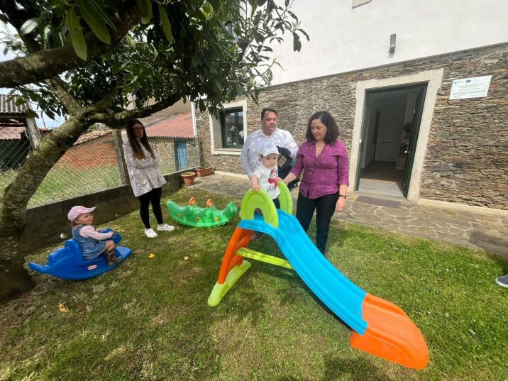 A delegada da Xunta e o alcalde de Frades visitan a casa niño Garatuxa