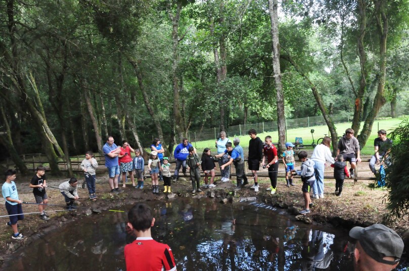 O XXIII Campionato de Pesca Infantil de Frades reuniu a 25 nenos e nenas en Papucín
