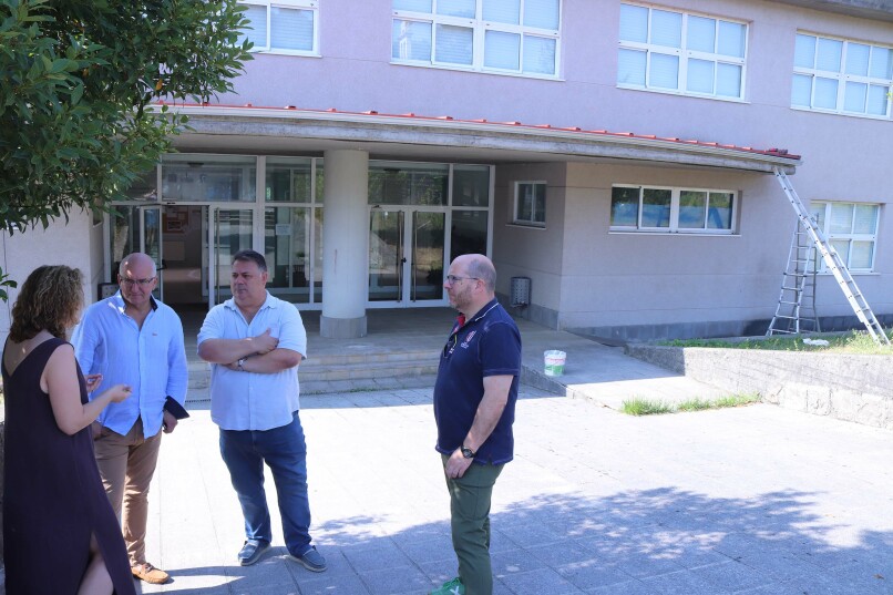 O delegado territorial de Educación supervisa as obras de mellora acometidas no edificio da ESO do CPI Ponte Carreira