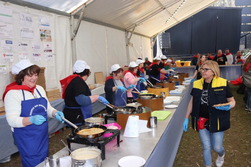 A XVI Festa da Merenda de Aiazo (Frades) reúne a milleiros de persoas en torno á degustación das tortillas de masa