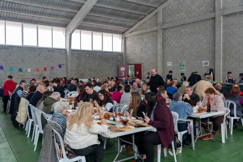 A XI Festa da Filloa de Abellá reparte máis de 250 menús de filloas, caldo, rixóns e lacón entre os centos de persoas asistentes