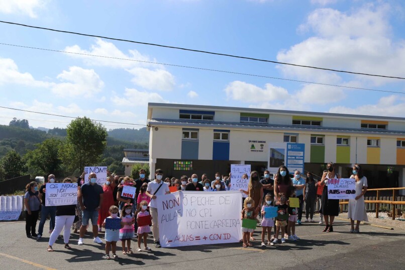 A comunidade educativa de Frades maniféstase contra o peche de aulas de infantil no CPI Ponte Carreira e a prol dun ensino de calidade no rural