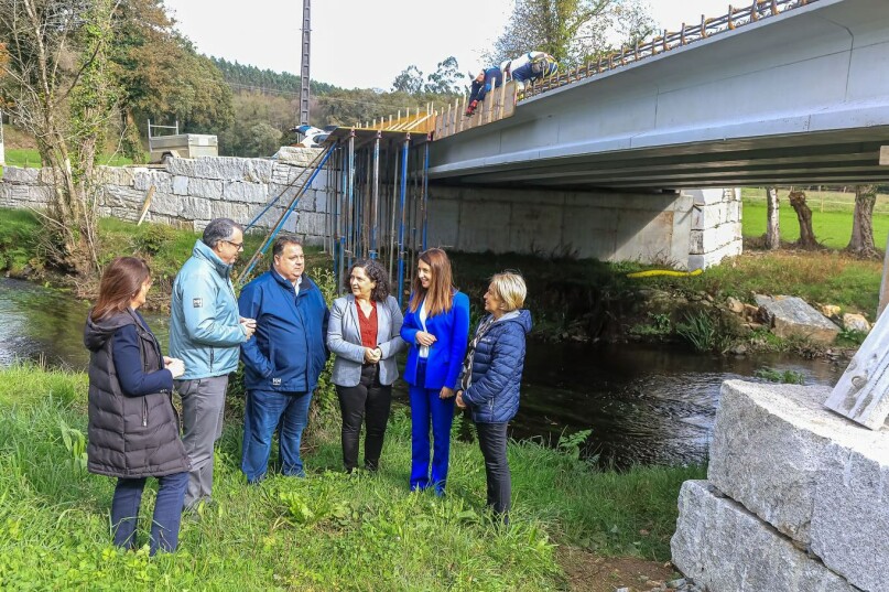 A conselleira de Medio Rural visita as obras de renovación da ponte da Maquía, que mellorará as comunicacións entre Frades e Ordes