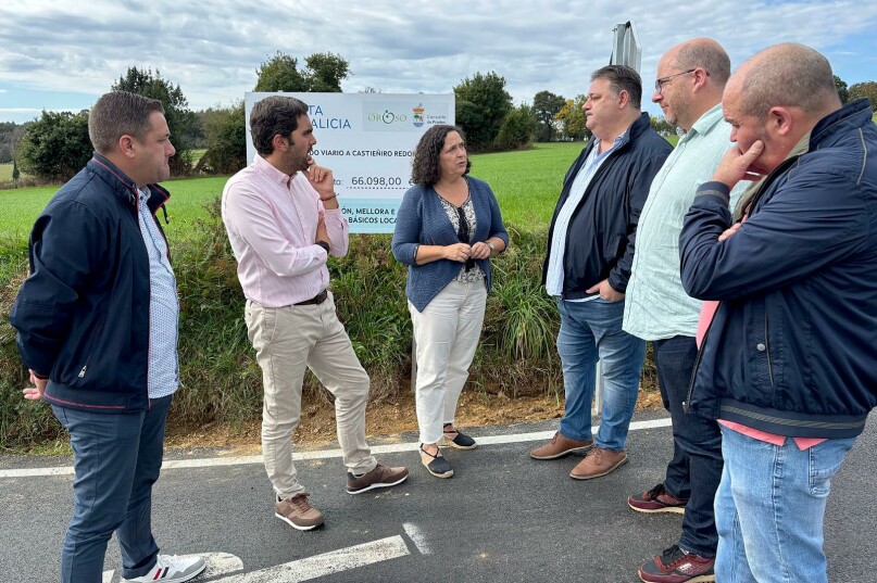 A delegada da Xunta e os alcaldes de Frades e Oroso comproban as melloras en Castiñeiro Redondo
