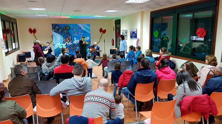 O Concello de Frades celebra unha gran Festa de Nadal, cun concerto de María do Ceo, na que participaron máis de setenta persoas