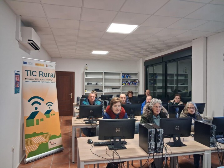 Frades clausura os obradoiros de capacitación dixital para aprender a utilizar o móbil, a tablet e o ordenador