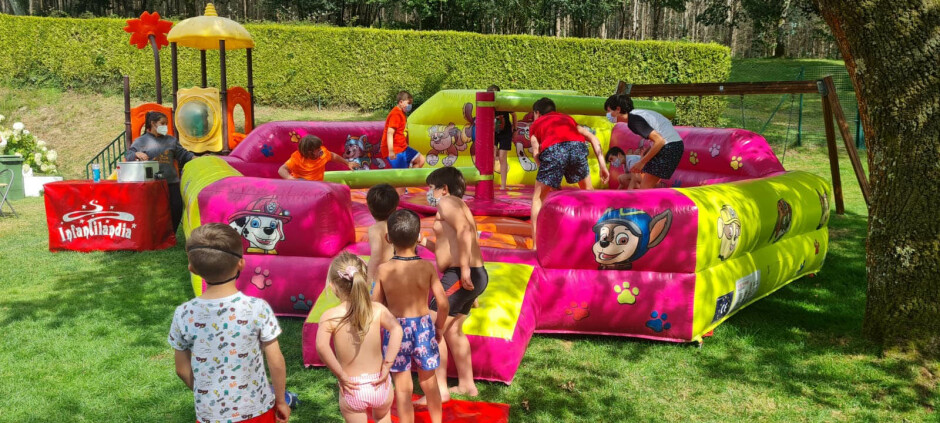 Máis de 200 persoas participaron na festa do Día do/a Neno/a de Frades, con inchables, tren turístico, xogos e música en vivo