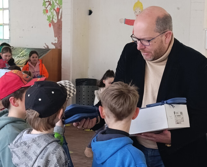 O Concello de Frades reparte material divulgativo do Día da Muller entre a comunidade escolar e os maiores do centro sociocomunitario