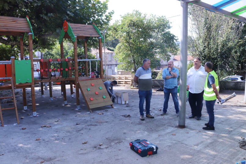 O Concello de Frades inviste máis de 43.000 euros na remodelación integral do parque infantil de Ponte Carreira