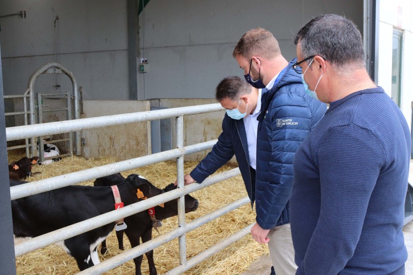 Catro granxas de Frades recibiron 76.000 euros en axudas para impulsar a eficiencia enerxética e as enerxías renovables